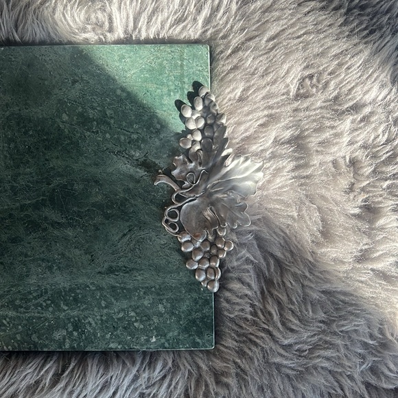 VINTAGE SEAGULL GREEN MARBLE CHEESE BOARD W/ PEWTER GRAPE HANDLES - Picture 3 of 7